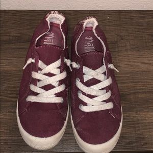 Maroon sneaker size 8